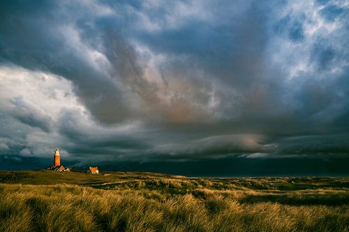 Vuurtoren van Texel in de duinen tijdens een stormachtige herfstochtend