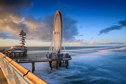 reuzenrad en uitkijktoren op de Pier van Scheveningen