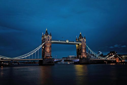 Tower Bridge bij zonsondergang, Londen, Verenigd Koninkrijk van Aloke Design