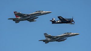 U.S. Navy EA-18G Growler Demo Team mit F6F Hellcat.