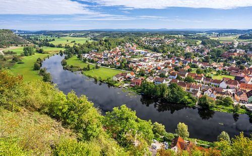 Uitzicht over het idyllische dorpje Kallmünz