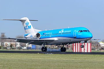 KLM Fokker 70 landt op luchthaven Schiphol.