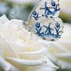 Papillon bleu de Delft sur rose blanche sur Studio Ypie
