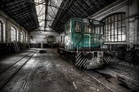 Groene rangeerlocomotief in loods