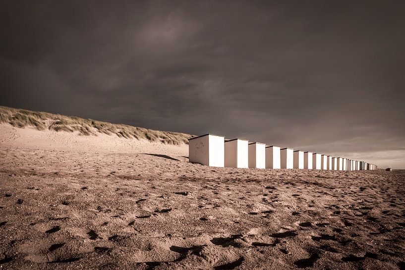 Strandhuisjes aan de Nederlandse kust von Nick Janssens