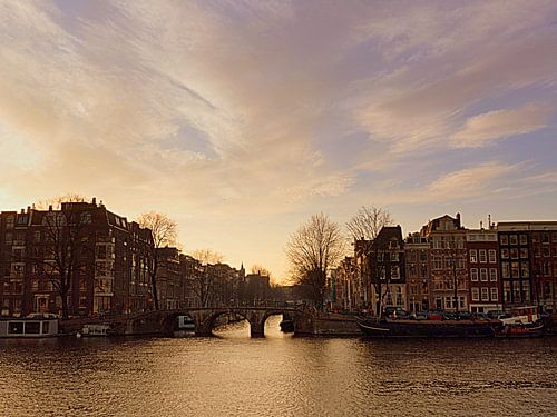 Amstel sous des nuages vieux rose