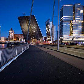 Een open Erasmusbrug in Rotterdam van Paula Romein