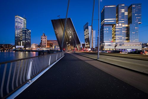 Le pont Erasmus qui est ouvert.