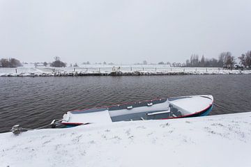 Boot met sneeuw, Nederland winterlandschap van Leontien Adriaanse