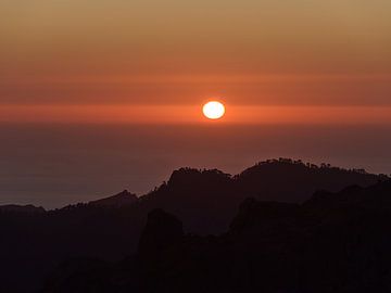 Oranje zonsondergang, Gran Canaria van Timon Schneider
