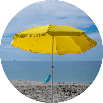 Parasol op strand met mondkapje van Noud de Greef