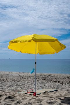 Parasol op strand met mondkapje