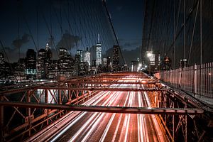 Nachtverlichting op de Brooklyn Bridge, New York City van Mark Wijsman
