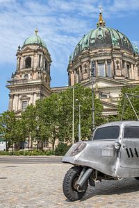 Oldtimer-Dreirad vor dem Berliner Dom