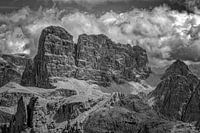 Majestätische Berggipfel unter dramatischen Himmeln