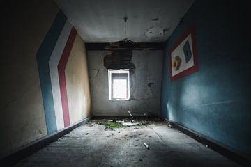 Verlaten urbex Kamer met Vervagende Kleuren- Urban Exploring fotografie van Melvin Meijer