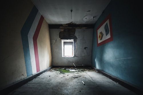 Verlassener urbex Raum mit verblassenden Farben- Urban Exploring Fotografie von Melvin Meijer