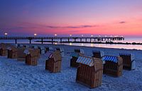 Seebrücke Wustrow mit Strandkörben im Sonnenuntergang von Frank Herrmann Miniaturansicht