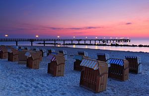 Seebrücke Wustrow mit Strandkörben im Sonnenuntergang