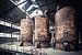 Roestige kook- of verdamppannen in een verlaten suikerfabriek. van WWC Fine Art Photography