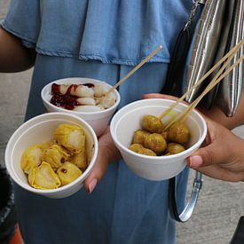 Streetfood in Hong kok - Hong Kong von Suzette Silvy