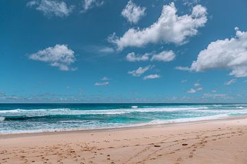 Schöner weißer Strand mit strahlend blauem Wasser (Pantai Nunggalan Beach) auf Bali, Indonesien von Troy Wegman