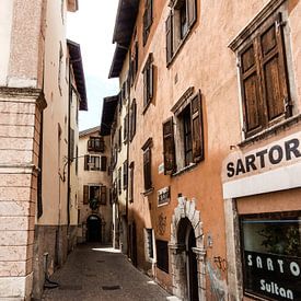 Steegje in Trento Italië by Joke te Grotenhuis