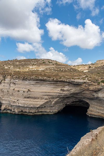 Uitgesleten kliffen en helderblauw water in Malta van Manon Verijdt