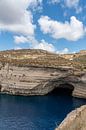 Uitgesleten kliffen en helderblauw water in Malta van Manon Verijdt thumbnail