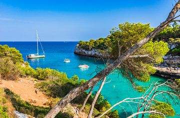 Idyllische Insellandschaft, schöne Bucht mit Booten auf Mallorca von Alex Winter