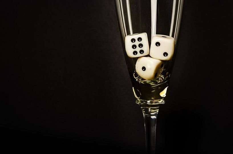 Dice in glass par marco broersen