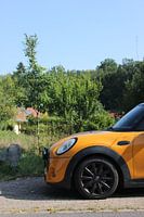 Orangener Mini am Straßenrand