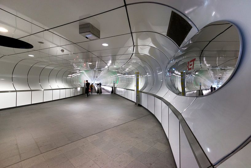 Rotterdam Architectuur in kleur. Metro station Wilhelminaplein. van Marianne van der Zee