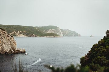 Uitzicht over zee vanaf Corfu | Reisfotografie | Griekenland, Europa van Sanne Dost