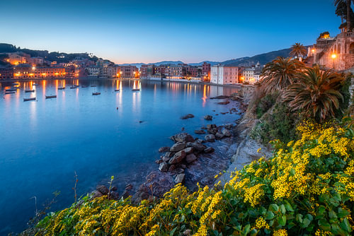 Het blauwe uur boven Baia del Silenzio in Sestri Levante, Ligurië