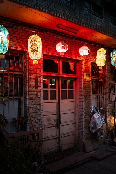 Laternen schmücken Häuser in Taiwan von Mickéle Godderis