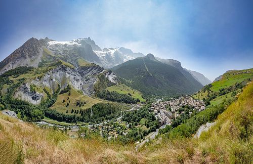 Uitzicht op het Romanche dal en de sneeuwtoppen van de berg La Meije, La Grave, Hautes Alpes, Frankrijk