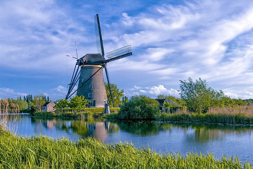 Poldermolen in het landschap van wereld ergoed Kinderdijk. van Kees Dorsman