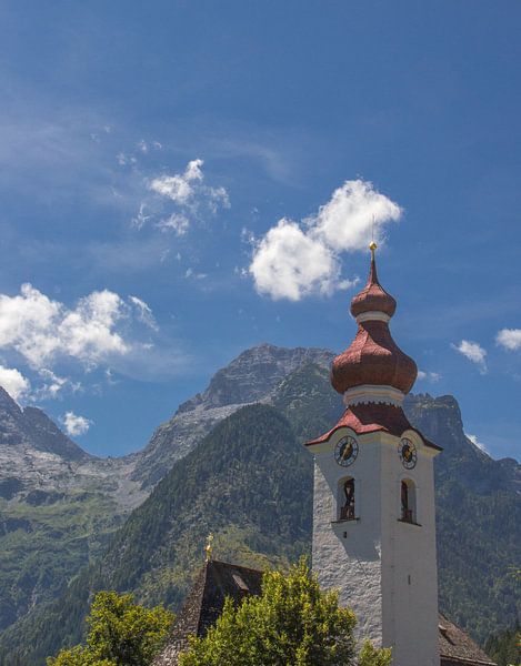 Kerktoren in Lofer te Oostenrijk by Ronald De Neve