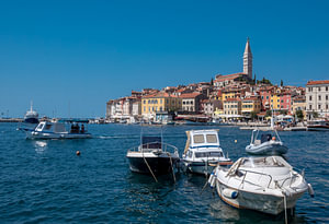 Blick auf die Hafenstadt Rovinj in Kroatien