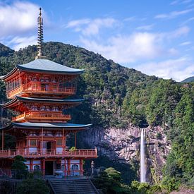 Pagode und Nachi-Wasserfall - Japans heilige Harmonie von Patrick Kilb