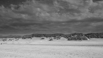 Amelander strand in zwart-wit van Harry Kors