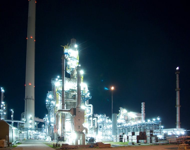 Nocturnal industrial plant by Norbert Sülzner