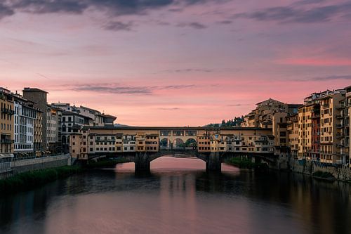 Ponte Vecchio in het ochtendlicht van Florence.