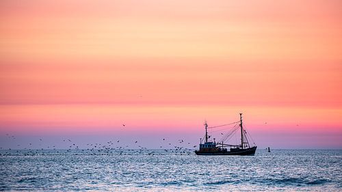 Vissersboot bij zonsondergang