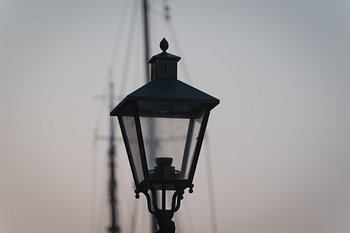 Lampe dans le vieux port de Rotterdam