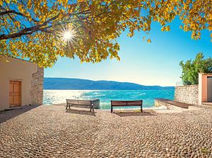 Plage avec des bancs au bord du lac de Garde paysage d'automne