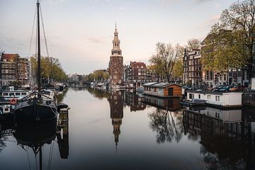 Tour Montelbaan, canal et vieilles maisons à Amsterdam, Pays-Bas. sur Lorena Cirstea