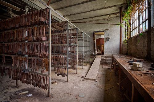Urbex : des outils dans une cristallerie