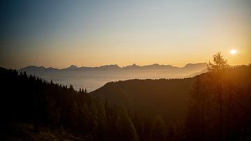 Goldene Stunde auf den Bergen - wunderschöner Sonnenaufgang mit Blick auf die Alpen von chamois huntress